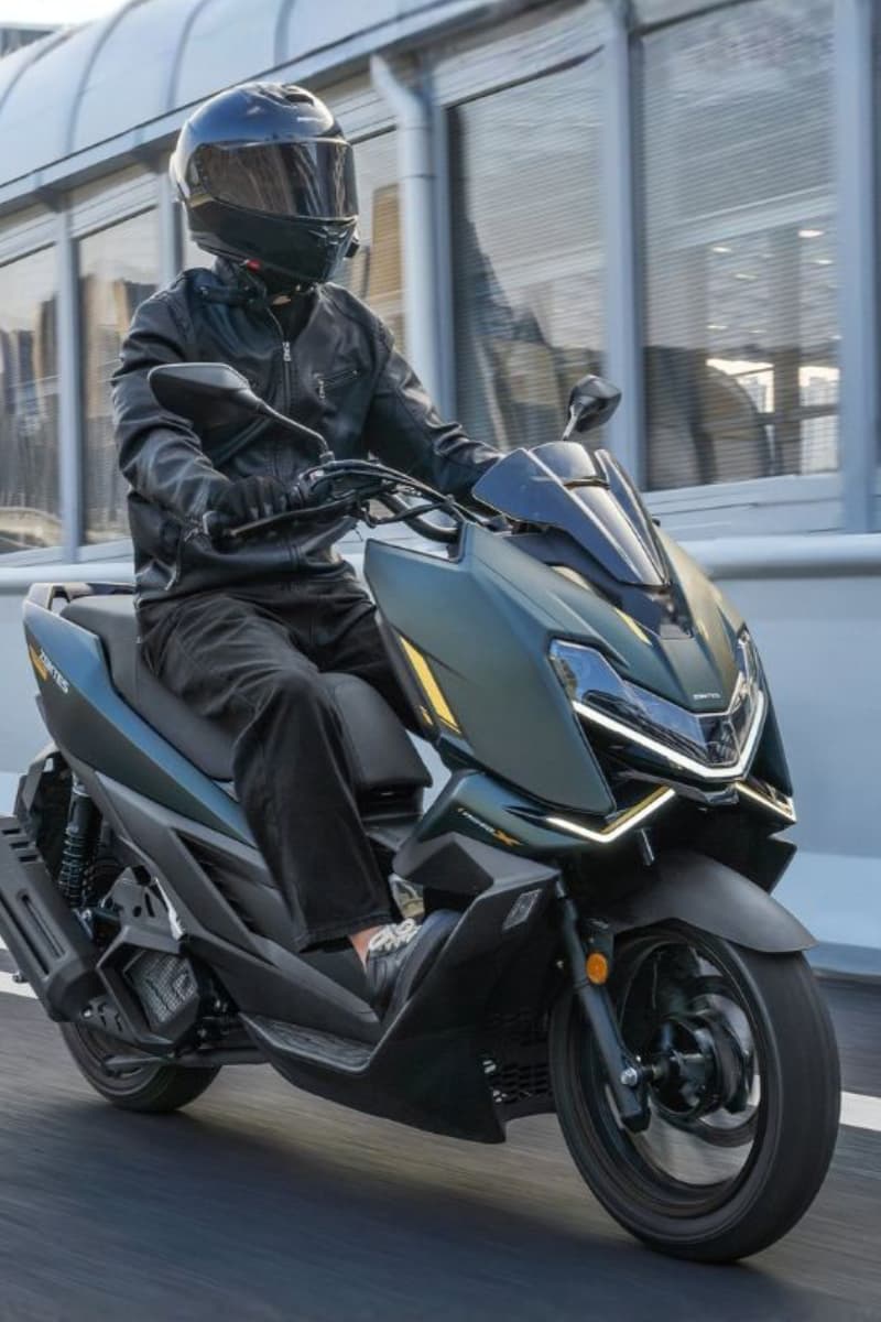 Zontes 125X scooter oscuro con conductor en carretera