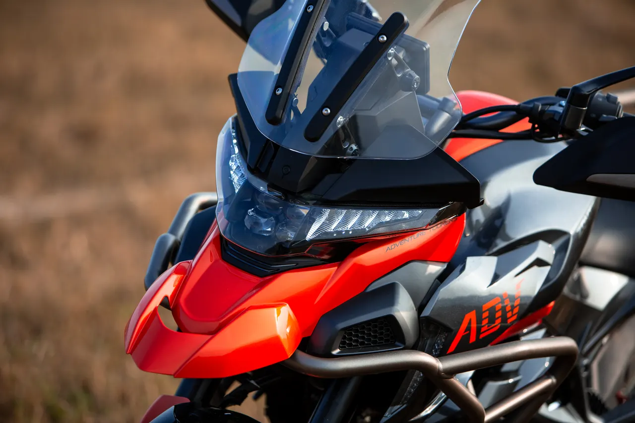 Frontal de moto Zontes 350T X roja y gris con parabrisas y faros LED
