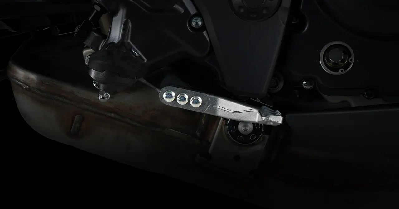 Detalle de la estribera de una moto Zontes 350R