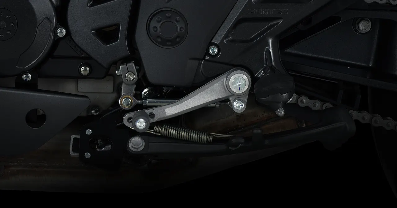 Detalle de la palanca de cambios de una moto Zontes 350R