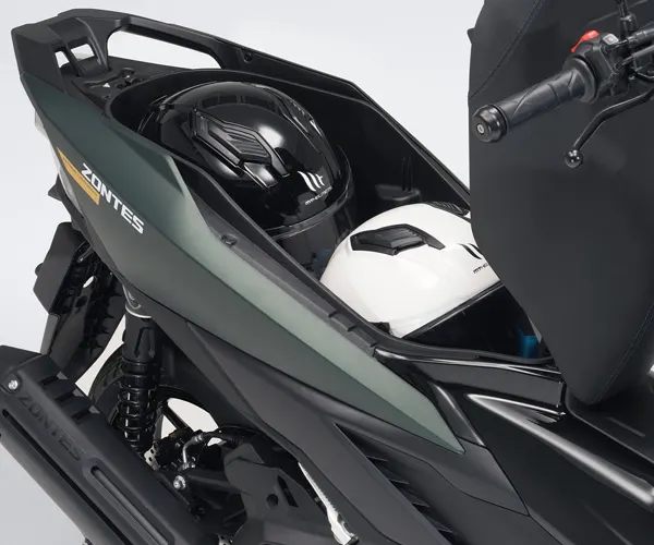 Almacenamiento bajo asiento de Zontes 125X con dos cascos