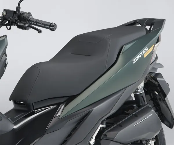 Asiento negro y lateral verde de la moto Zontes 125X