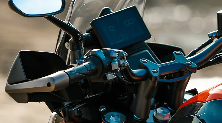 Detalle del manillar y pantalla digital de una moto Zontes 350T