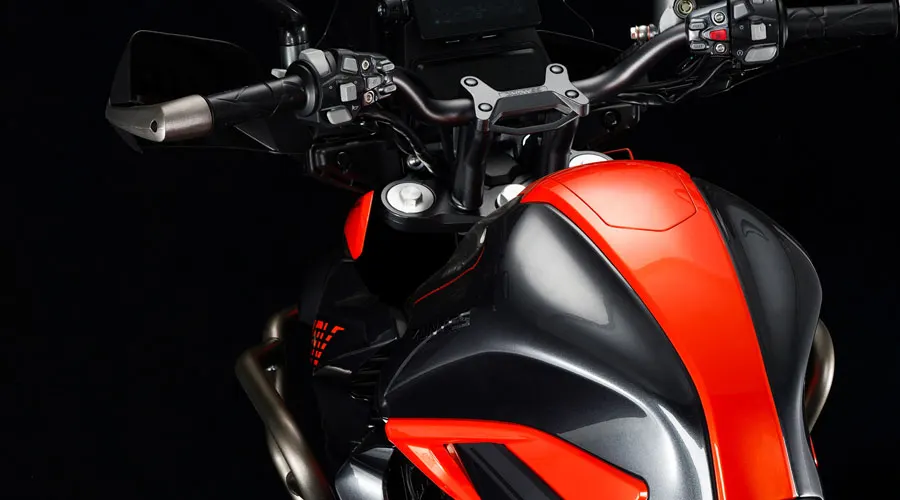 Manillar y depósito de una moto Zontes 350T en colores negro y naranja
