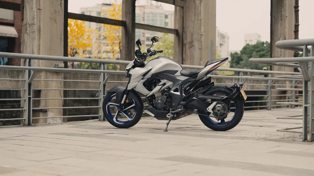 Zontes 350R plateada en un puente urbano