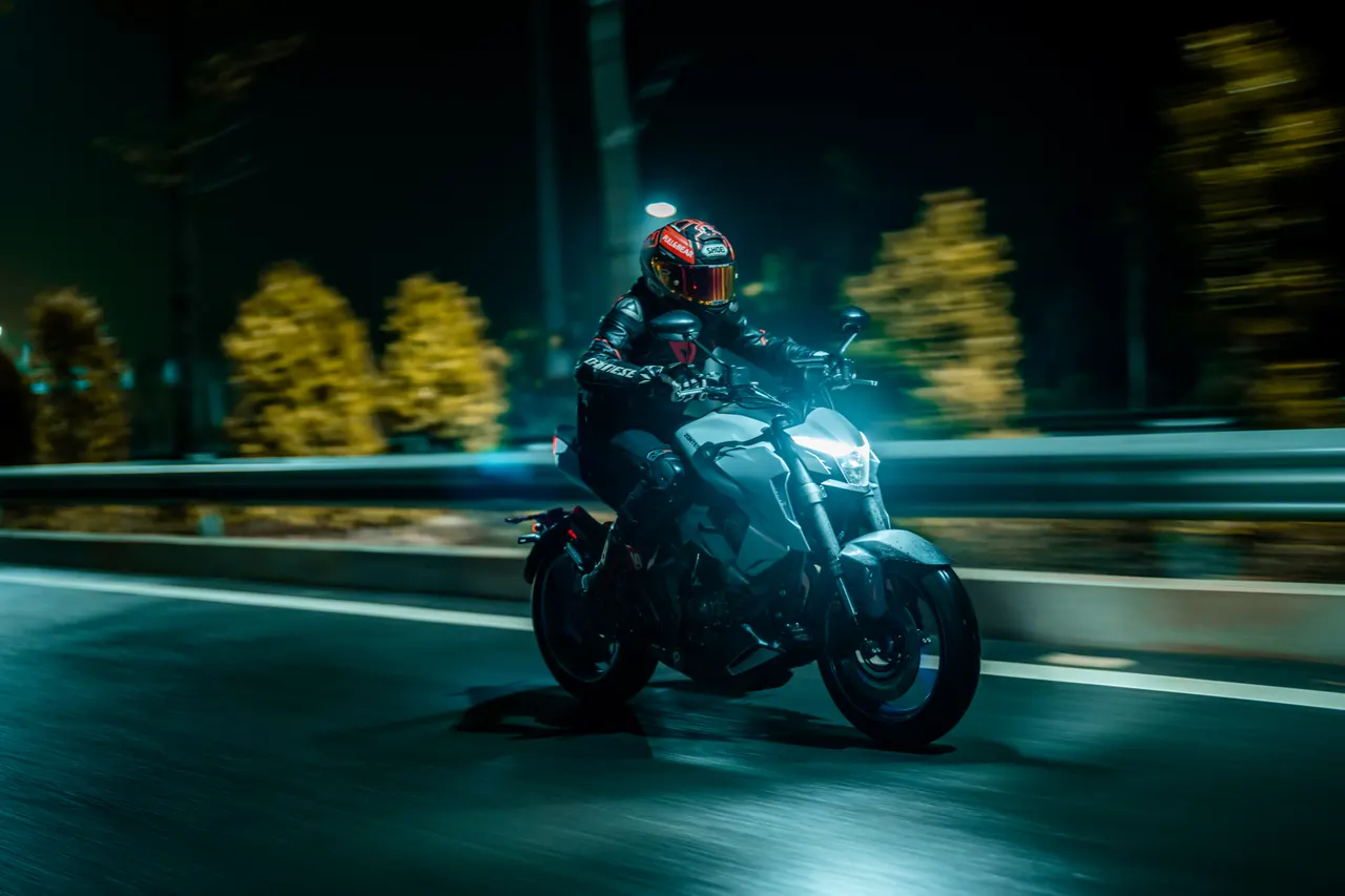 Motocicleta Zontes 350R circulando de noche en una carretera