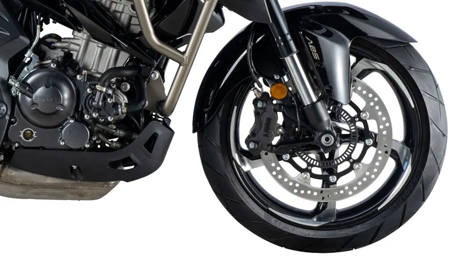 Detalle de la rueda delantera y motor de una moto Zontes 350T