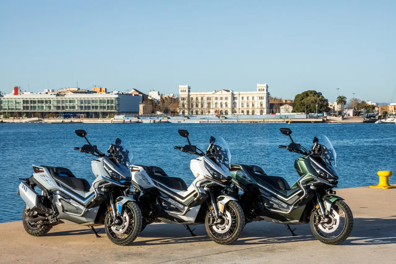 Tres scooters Zontes 368G ADV de colores gris, blanco y verde aparcadas en un muelle