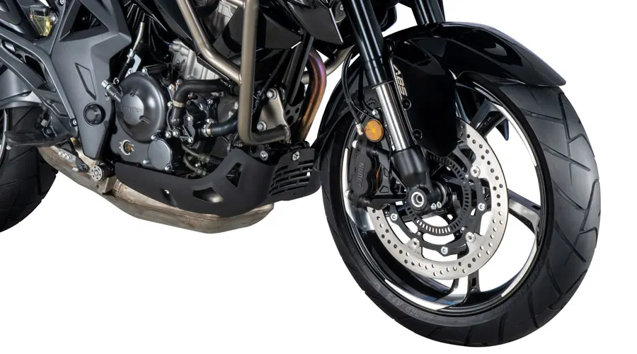 Detalle de la rueda delantera y el motor de una moto Zontes 350T negra.