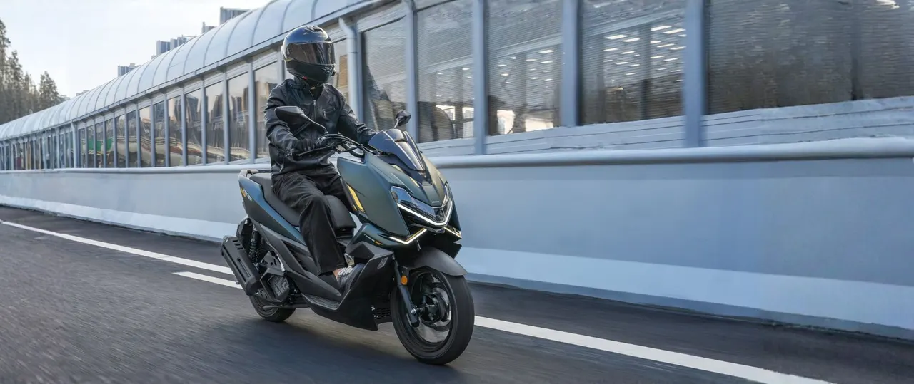 Zontes 125X gris oscuro con piloto en carretera