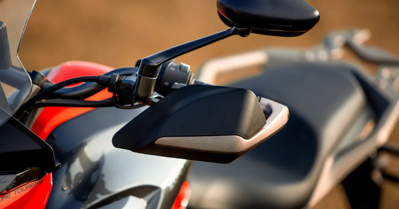 Manillar de motocicleta con retrovisor y paramanos