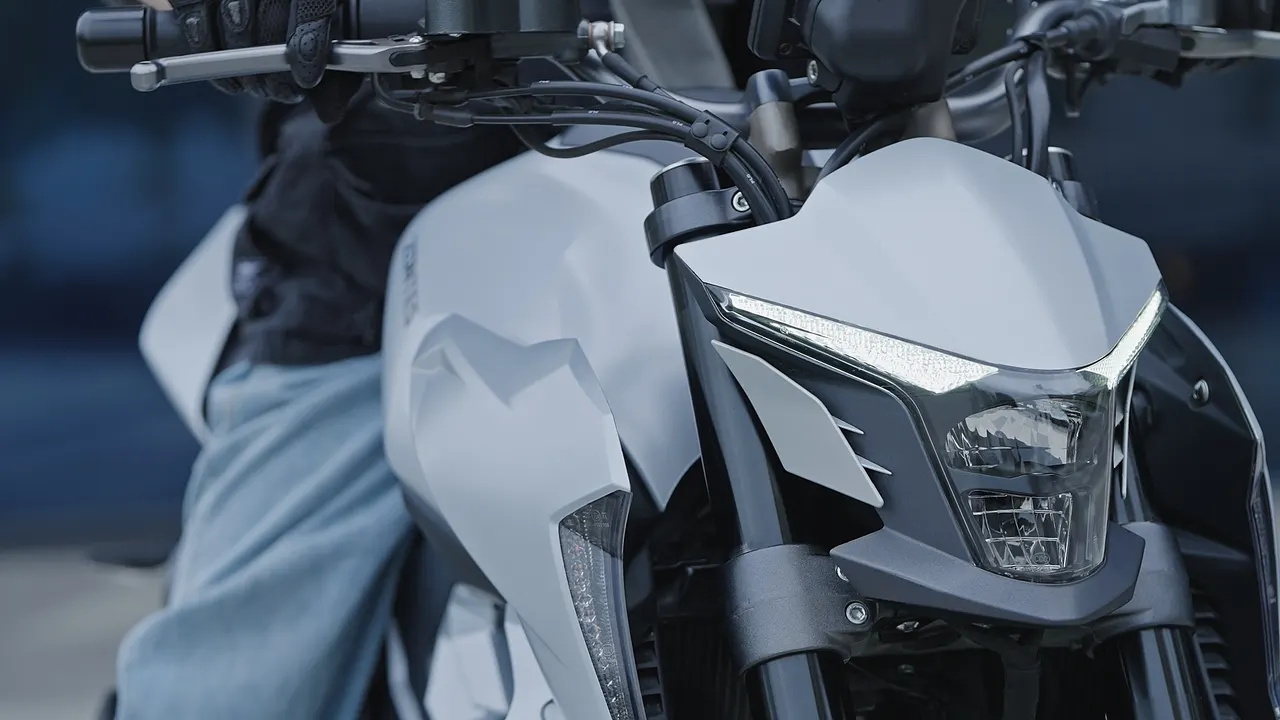 Detalle frontal de moto Zontes 350R blanca